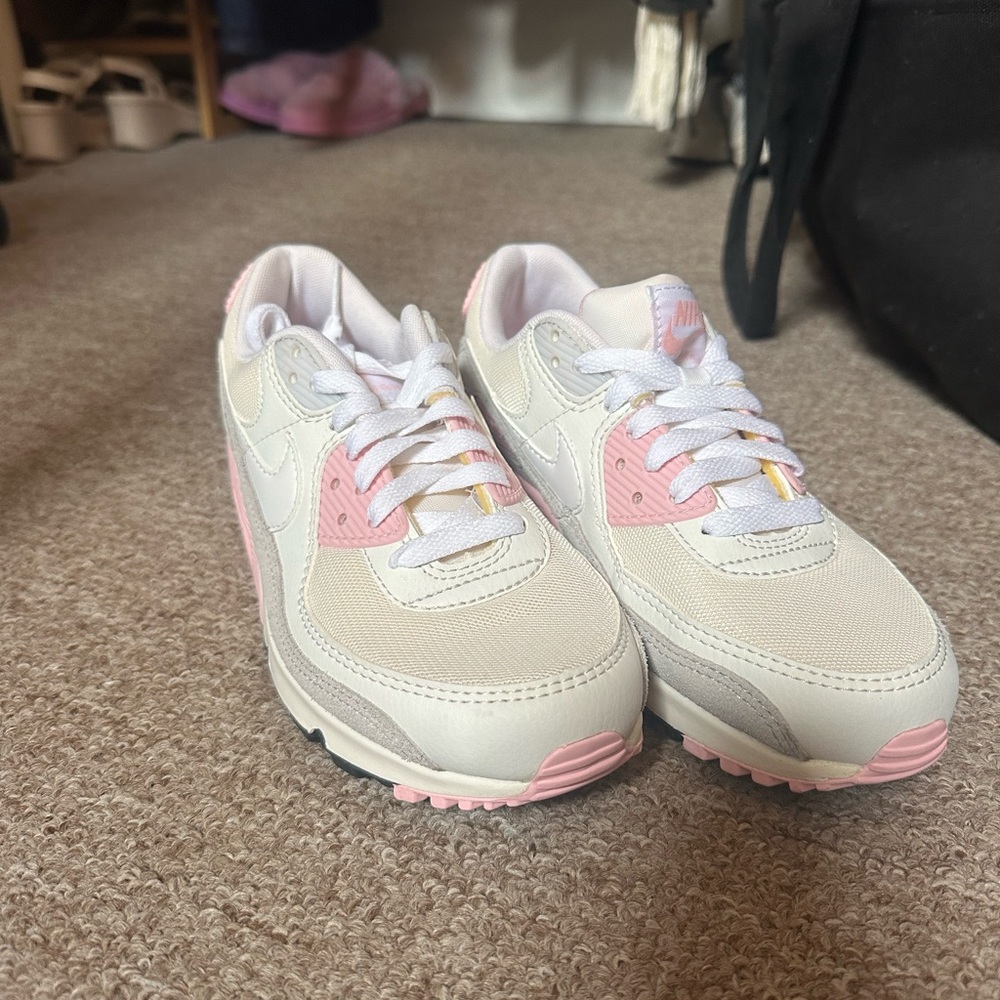 NEVER WORN NIKE AIR Women's Sneakers in Cream and Pink